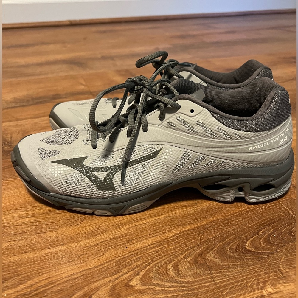 Mizuno Women’s Wave Lightning Z4 Volleyball Shoes (Size 11)